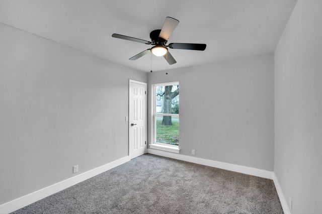 216 Laura Drive, Burleson, TX 76028