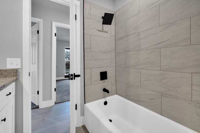 216 Laura Drive, Burleson, TX 76028