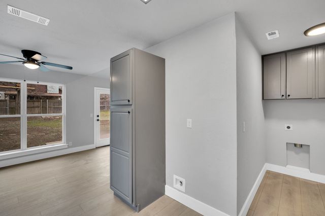 216 Laura Drive, Burleson, TX 76028