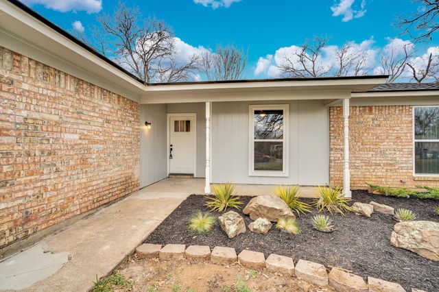 216 Laura Drive, Burleson, TX 76028