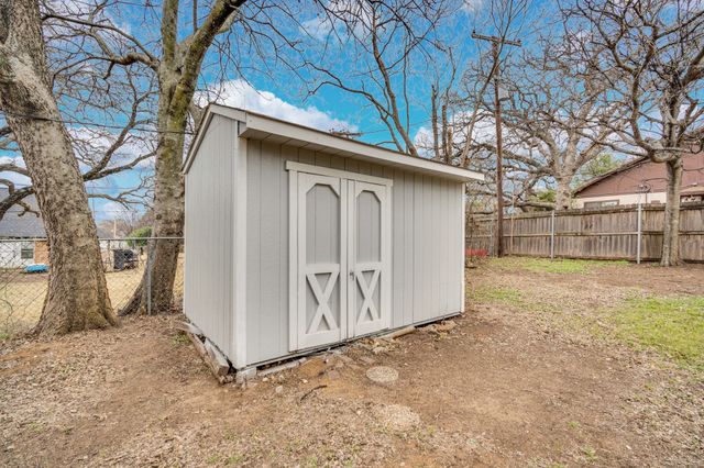 216 Laura Drive, Burleson, TX 76028