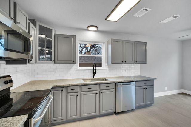 216 Laura Drive, Burleson, TX 76028