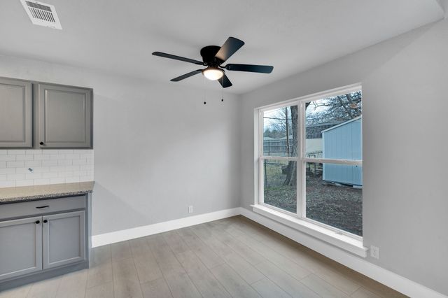 216 Laura Drive, Burleson, TX 76028