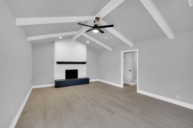 216 Laura Drive, Burleson, TX 76028