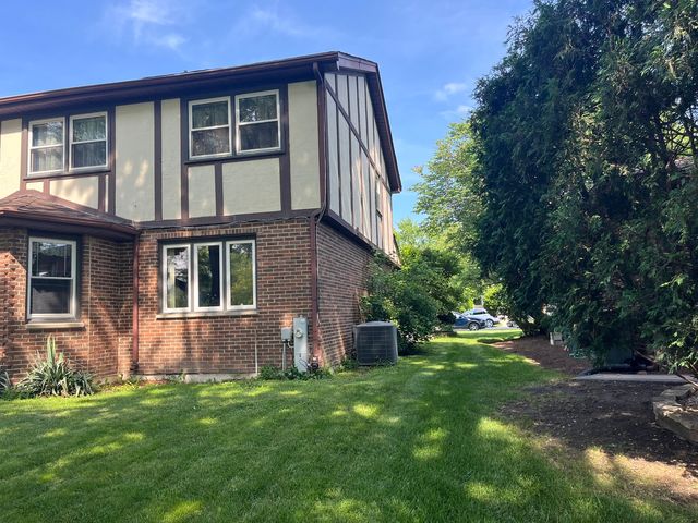 1212 N Honey Hill Road, Addison, IL 60101