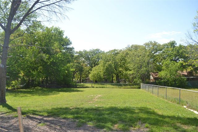 372 Shoreline Drive, Azle, TX 76020