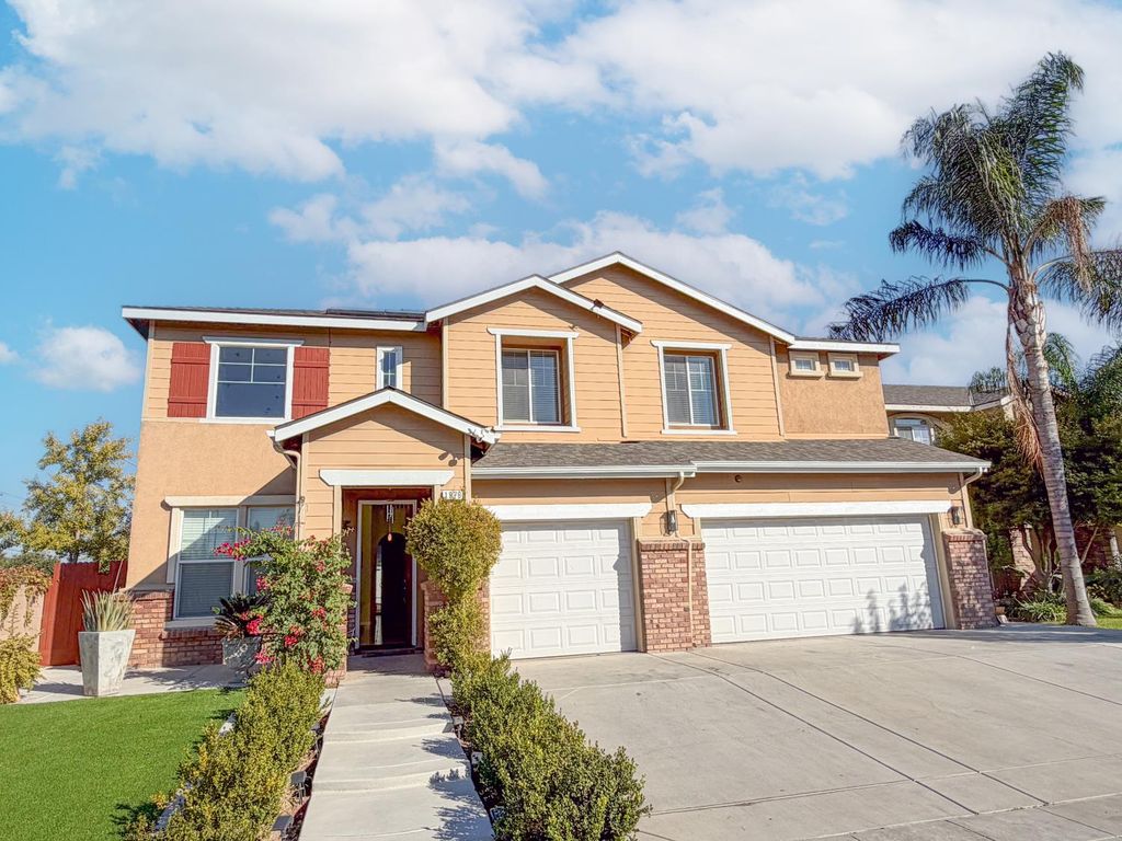 1976 N Belvedere Ave N, Fresno, CA 93722