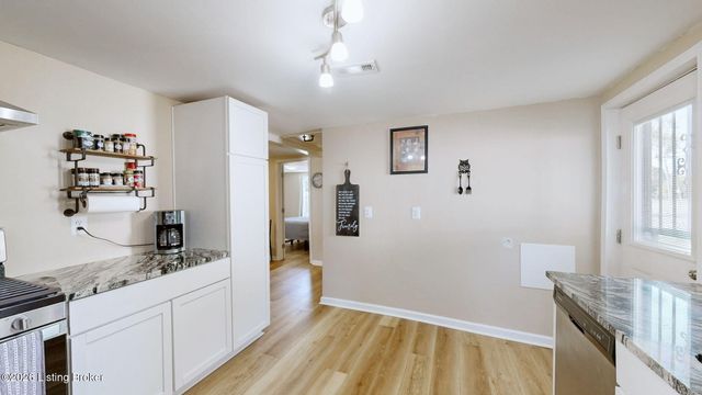 4618 E Overbrook Dr, Louisville, KY 40216
