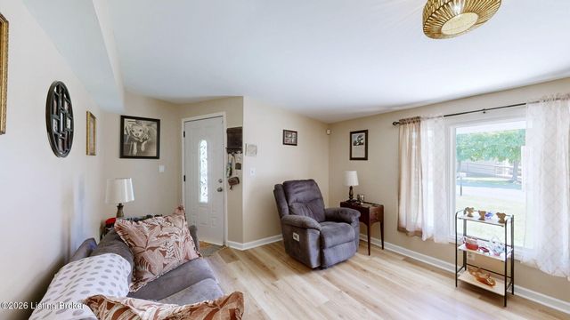 4618 E Overbrook Dr, Louisville, KY 40216