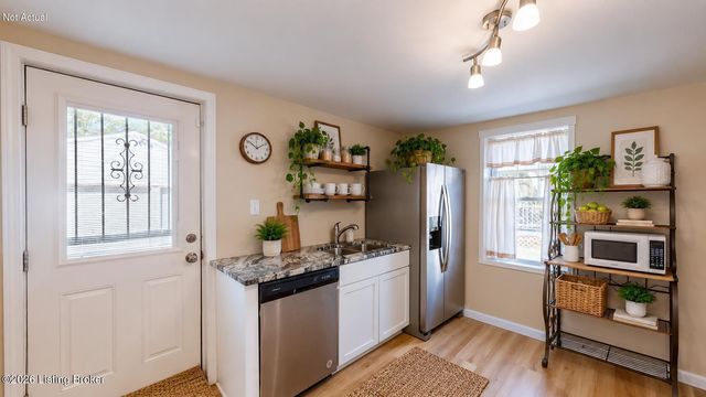 4618 E Overbrook Dr, Louisville, KY 40216