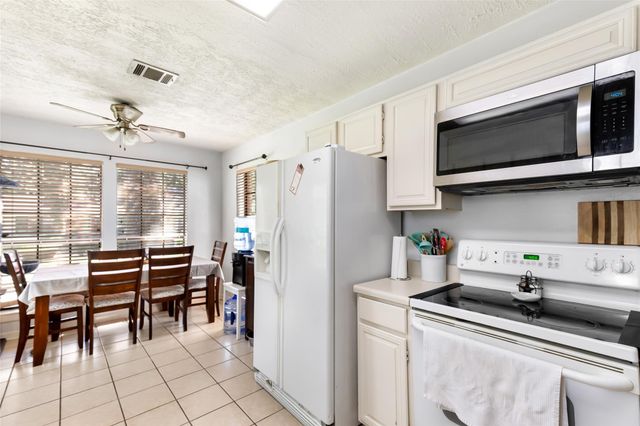 5406 Creek Shadows Drive, Kingwood, TX 77339