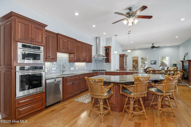 212 Lakeshore Drive, Lake Waccamaw, NC 28450