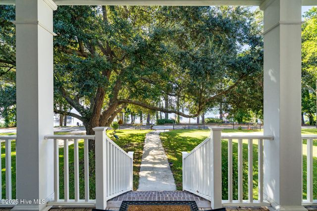 212 Lakeshore Drive, Lake Waccamaw, NC 28450