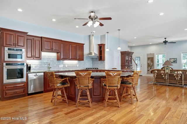 212 Lakeshore Drive, Lake Waccamaw, NC 28450