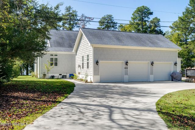 212 Lakeshore Drive, Lake Waccamaw, NC 28450