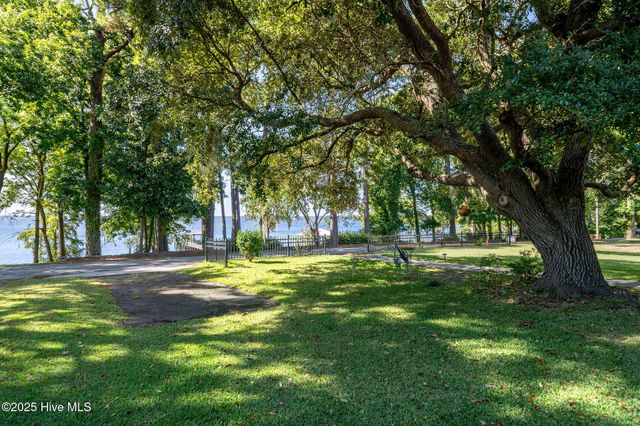 212 Lakeshore Drive, Lake Waccamaw, NC 28450