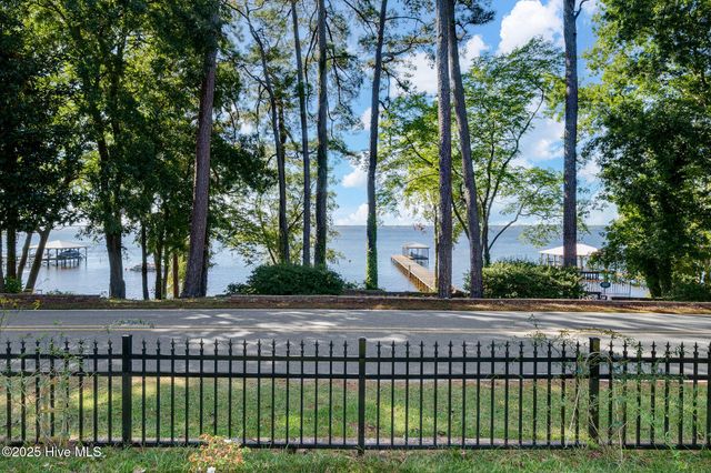 212 Lakeshore Drive, Lake Waccamaw, NC 28450