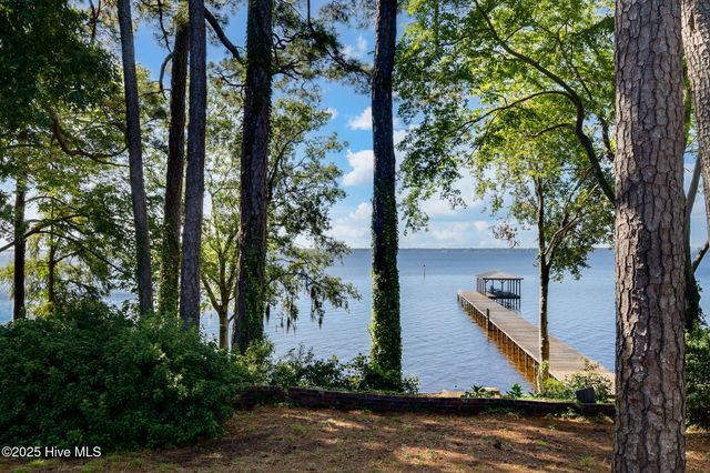 212 Lakeshore Drive, Lake Waccamaw, NC 28450