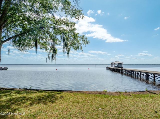 212 Lakeshore Drive, Lake Waccamaw, NC 28450