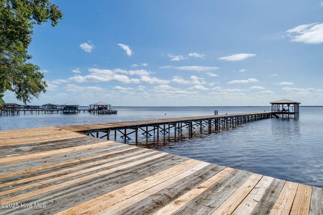 212 Lakeshore Drive, Lake Waccamaw, NC 28450