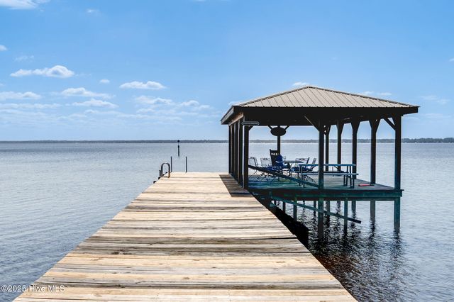 212 Lakeshore Drive, Lake Waccamaw, NC 28450