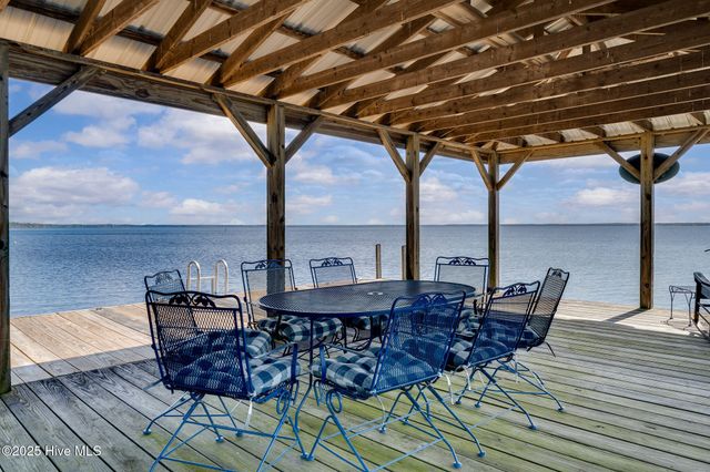 212 Lakeshore Drive, Lake Waccamaw, NC 28450