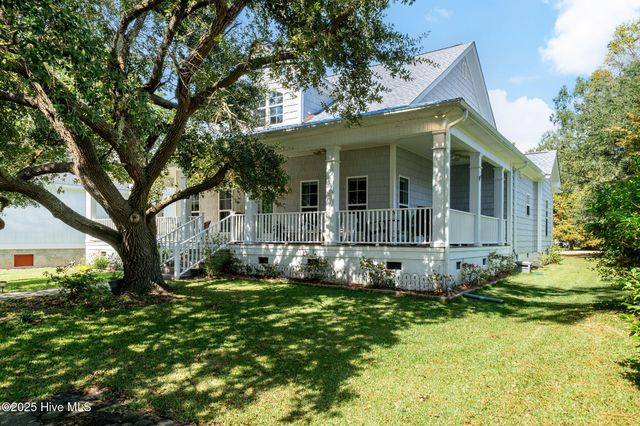 212 Lakeshore Drive, Lake Waccamaw, NC 28450