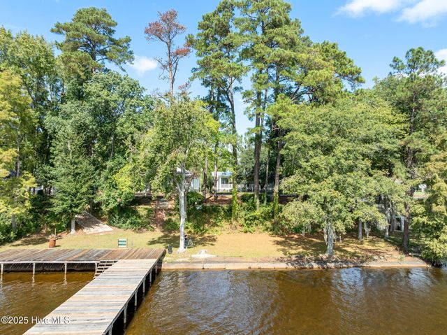 212 Lakeshore Drive, Lake Waccamaw, NC 28450