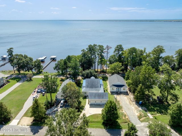 212 Lakeshore Drive, Lake Waccamaw, NC 28450