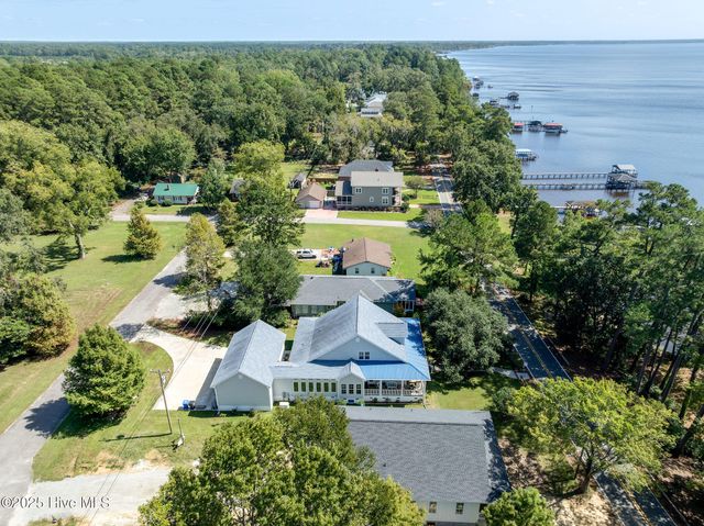 212 Lakeshore Drive, Lake Waccamaw, NC 28450