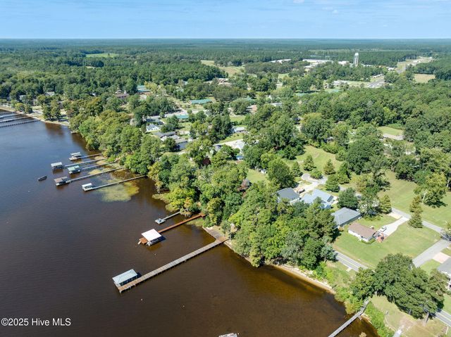 212 Lakeshore Drive, Lake Waccamaw, NC 28450