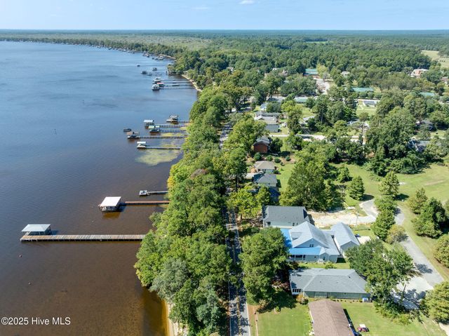 212 Lakeshore Drive, Lake Waccamaw, NC 28450