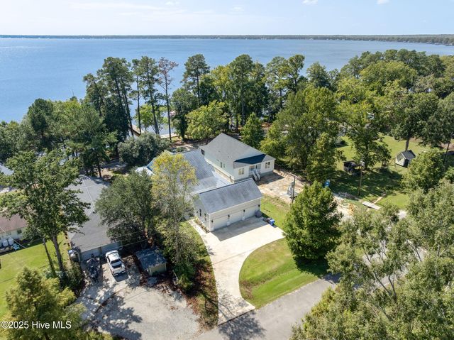 212 Lakeshore Drive, Lake Waccamaw, NC 28450