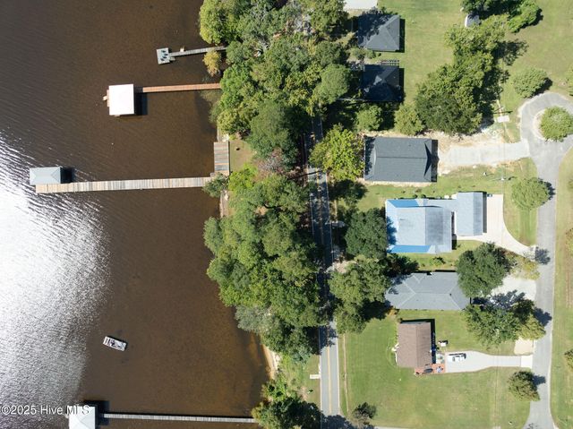 212 Lakeshore Drive, Lake Waccamaw, NC 28450