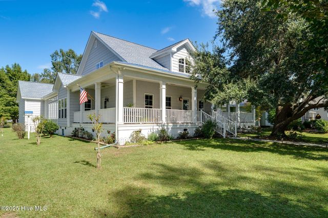 212 Lakeshore Drive, Lake Waccamaw, NC 28450