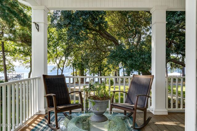 212 Lakeshore Drive, Lake Waccamaw, NC 28450