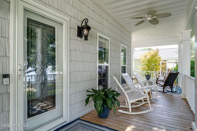 212 Lakeshore Drive, Lake Waccamaw, NC 28450