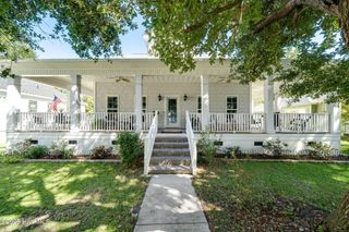 212 Lakeshore Drive, Lake Waccamaw, NC 28450