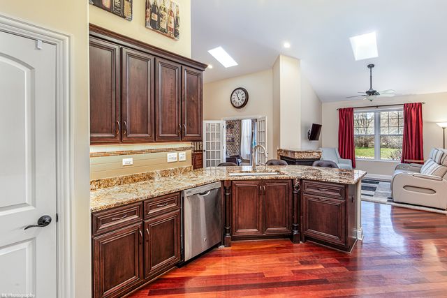 1581 Pinehurst Drive, Joliet, IL 60433