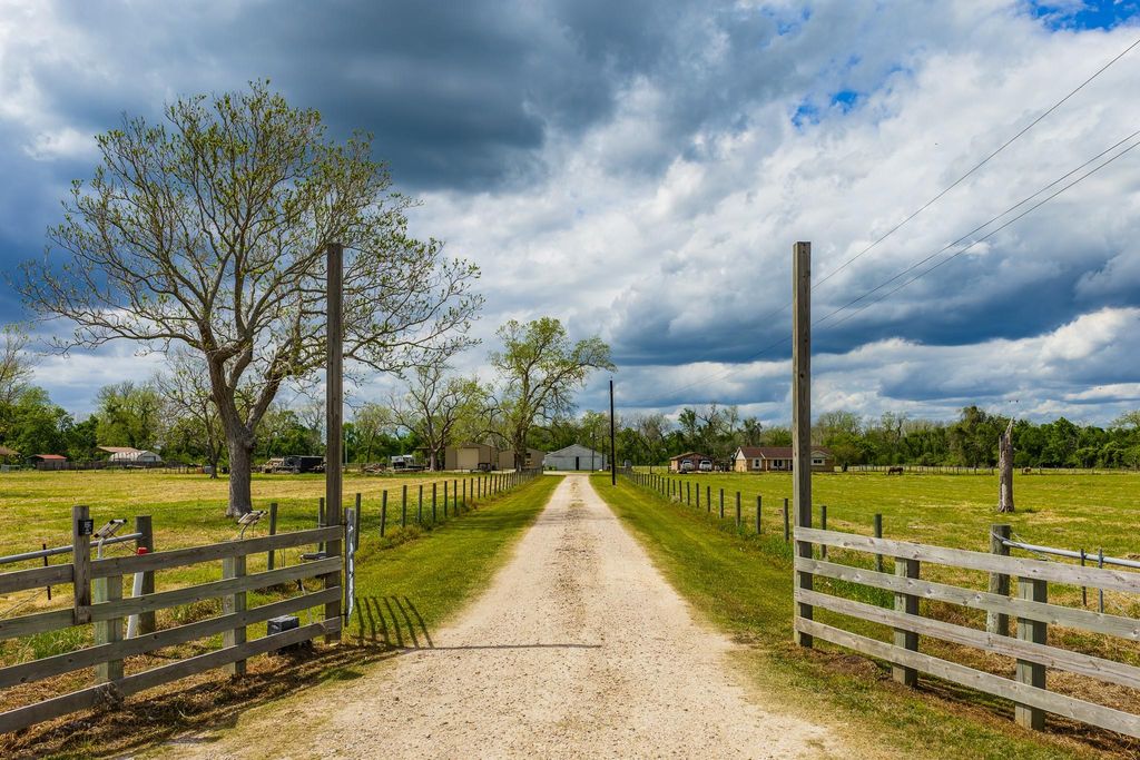 8283 Ashwood Road, Van Vleck, TX 77482