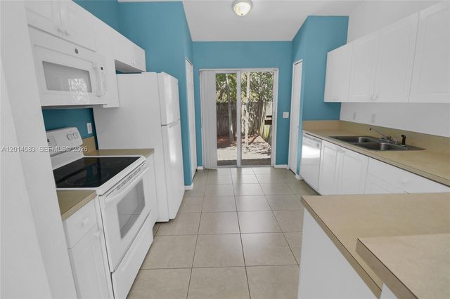 117 SE 3rd Ave 9, Hallandale Beach, FL 33009