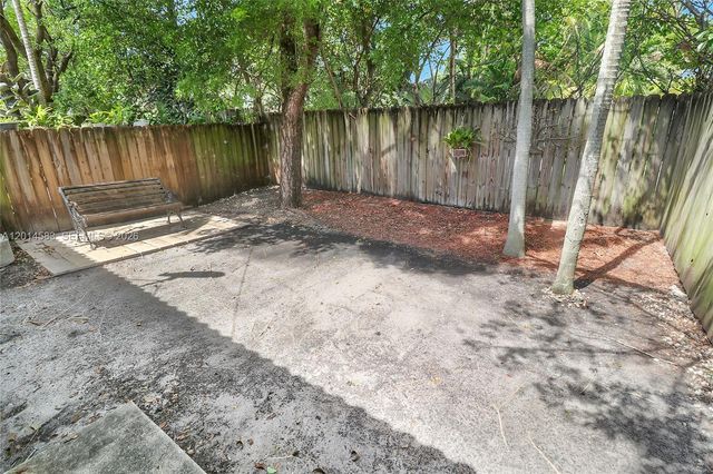 117 SE 3rd Ave 9, Hallandale Beach, FL 33009