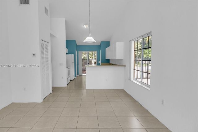 117 SE 3rd Ave 9, Hallandale Beach, FL 33009