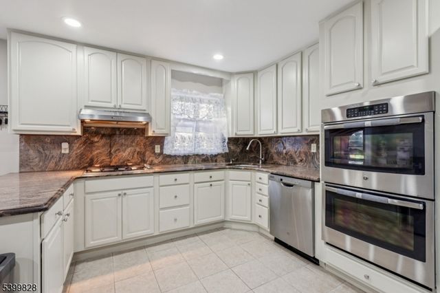 8 Constitution Ct, East Brunswick Twp., NJ 08816