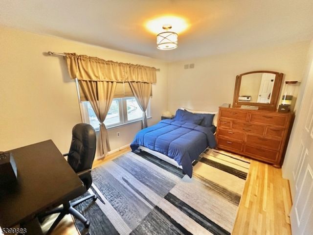 8 Constitution Ct, East Brunswick Twp., NJ 08816