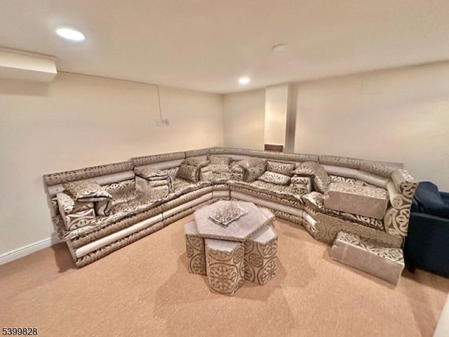 8 Constitution Ct, East Brunswick Twp., NJ 08816