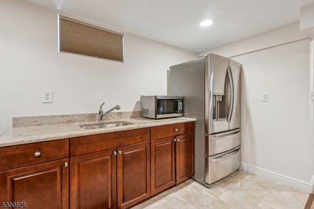 8 Constitution Ct, East Brunswick Twp., NJ 08816