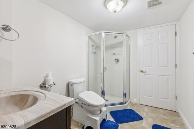 8 Constitution Ct, East Brunswick Twp., NJ 08816