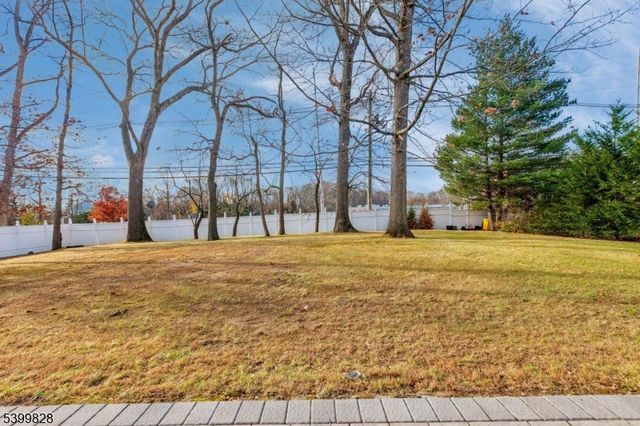 8 Constitution Ct, East Brunswick Twp., NJ 08816