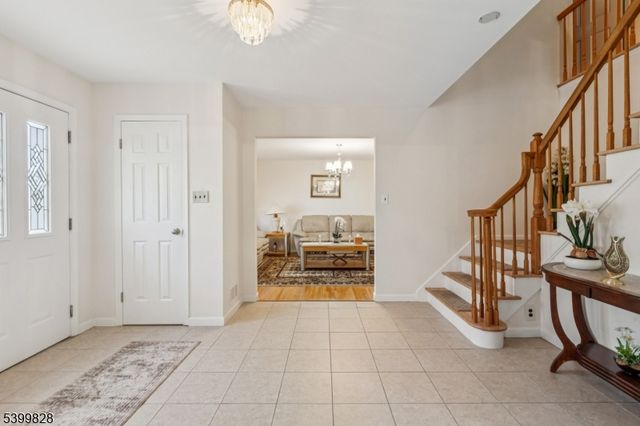 8 Constitution Ct, East Brunswick Twp., NJ 08816